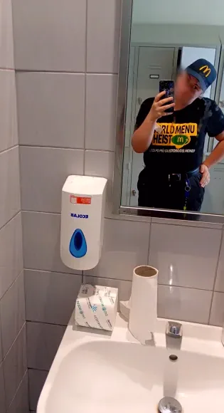 Zeynep, 24